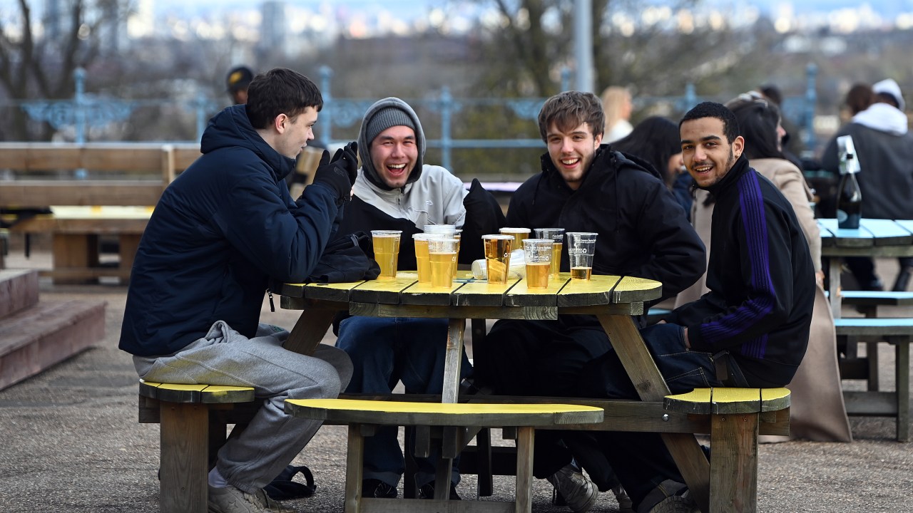 Grupo em área externa de pub em Londres. 12/04/2021