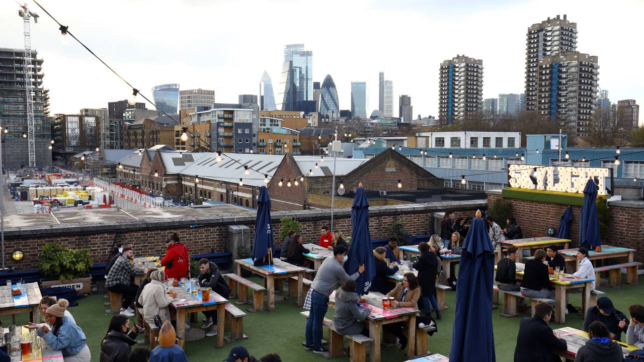 Pessoas reunidas em bar em terraço em Londres, após relaxamento de medidas contra a Covid-19. 12/04/2021