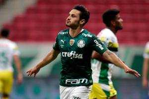 BRASILIA, BRAZIL - APRIL 14: Raphael Veiga of Palmeiras celebrates after scoring the first goal of his team via penalty during a match between Palmeiras and Defensa y Justicia as part of the second leg of the Conmebol Recopa at Mane Garrincha Stadium on April 14, 2021 in Brasilia, Brazil. (Photo by Ueslei Marcelino-Pool/Getty Images)