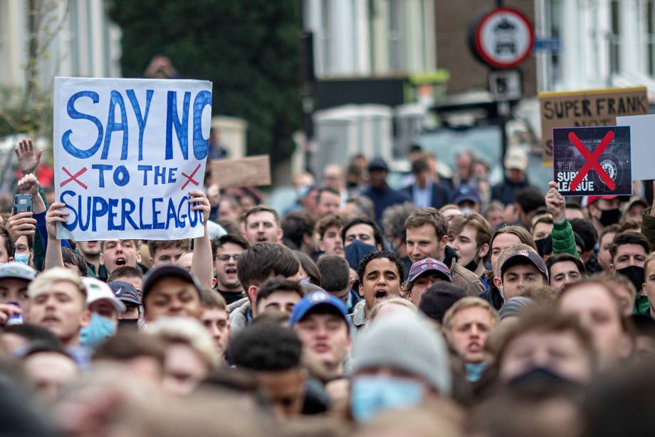 Torcedores do Chelsea protestam contra a Superliga Europeia do lado de fora de Stamford Bridge, em Londres -