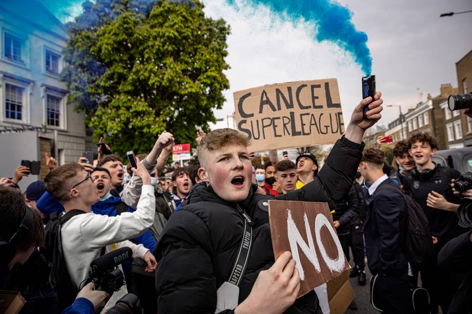 Protestos de torcedores do Chelsea em frente ao estádio do clube, Stamford Bridge -