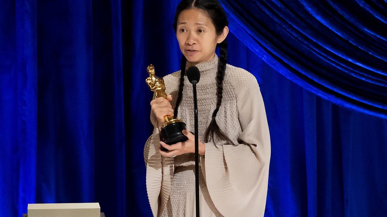 Chloe Zhao, vencedora de melhor direção, na 93ª edição do Oscar -