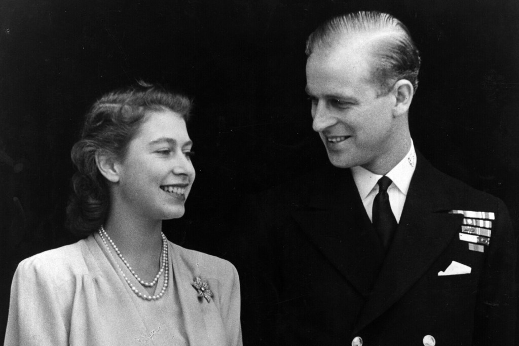 Princesa Elizabeth e Philip Mountbatten, Duque de Edimburgo, em seu noivado no Palácio de Buckingham, em Londres, em 1947 -