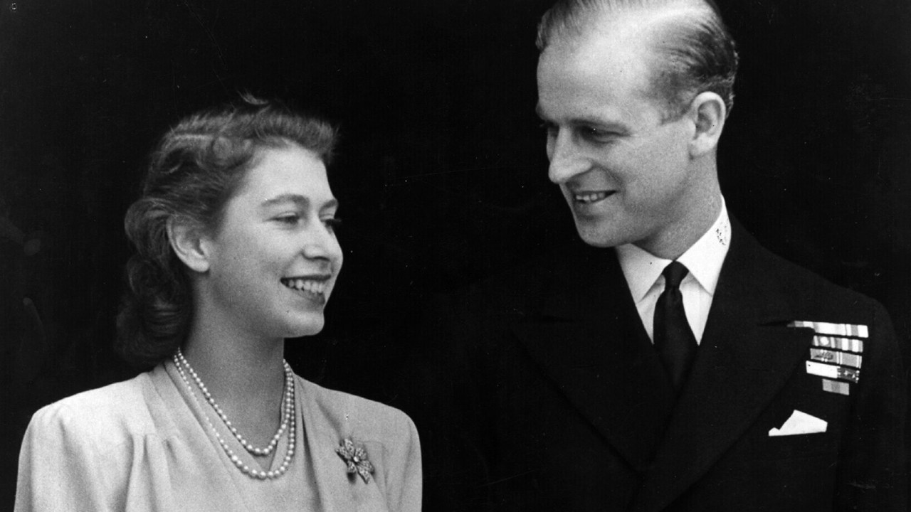 Princesa Elizabeth e Philip Mountbatten, Duque de Edimburgo, em seu noivado no Palácio de Buckingham, em Londres, em 1947 -