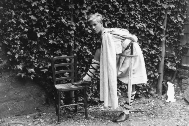 Príncipe Philip vestido para uma produção da Escola Gordonstoun de 'MacBeth', na Escócia, em 1935 -