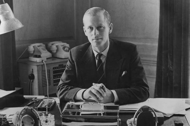 Príncipe Philip, o duque de Edimburgo, sentado em sua mesa na Clarence House, em 1951 -