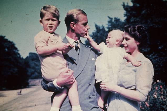 Philip e Elizabeth com seus filhos, o Príncipe Charles e a Princesa Anne -