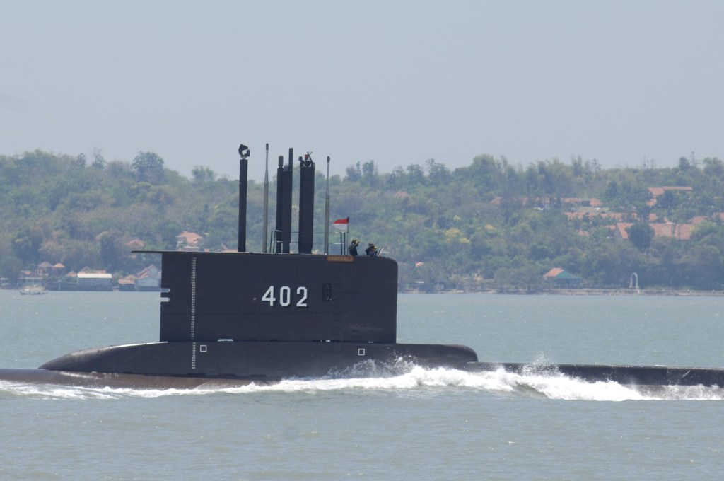Submarino KRI Nanggala-402 visto durante exercício em Surabaya, Indonésia. 25/09/2014