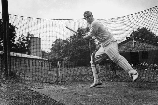 O duque de Edimburgo jogando beisebol, em 1947 -