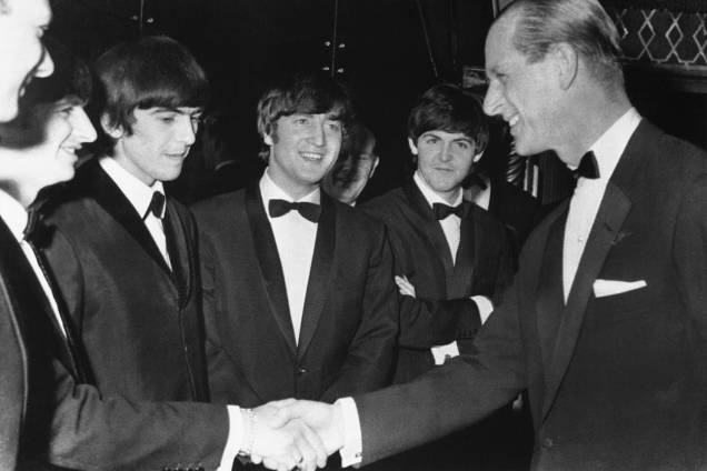 Philip cumprimentando os integrantes do Beatles, em 1964 -