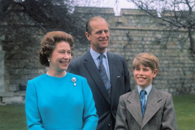 Rainha Elizabeth, posando com seu marido, o duque de Edimburgo, e seu filho, o príncipe Edward, em 1976 -