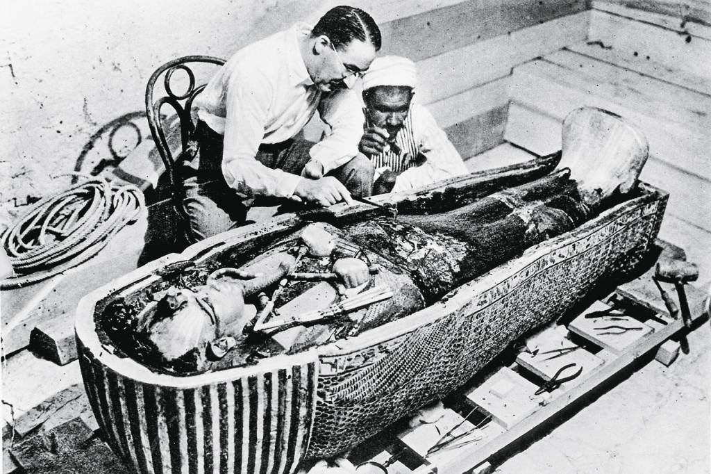 Archaeologist Howard Carter removing oils from the TUTANCÂMON - Howard Carter: o maior achado arqueológico do século XX -