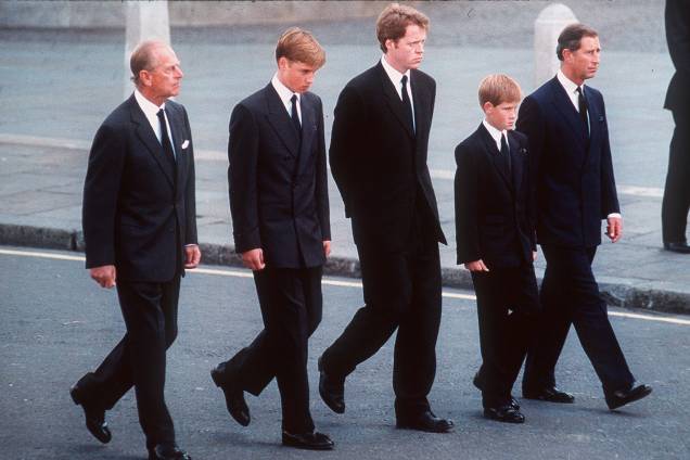 Philip, William, Spencer, Harry e Charles durante o funeral da princesa Diana, em 1997 -