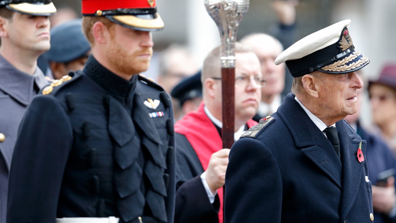 Príncipe Harry e príncipe Philip durante cerimônia em Londres. 10/11/2016