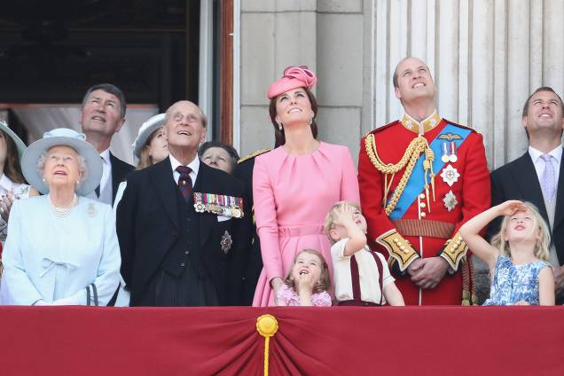 Príncipe Philip ao lado da família na varanda do Palácio de Buckingham durante o desfile Trooping the Color, em  2017 -