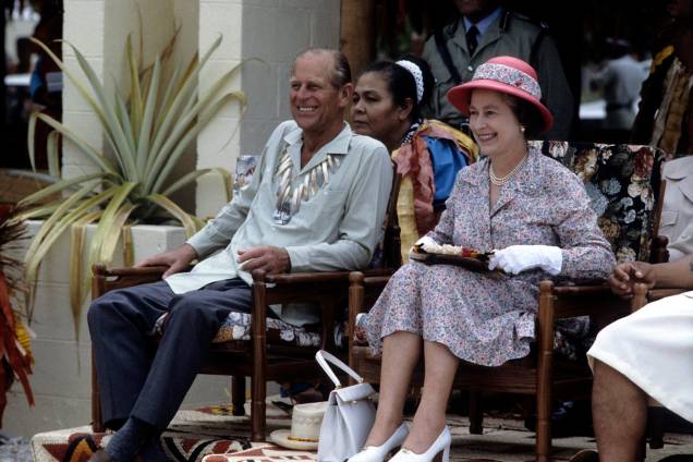 Philip e Elizabeth II assistindo dançarinos em Tuvalu, em 1982 -