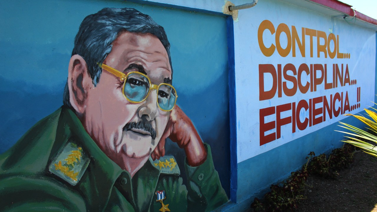 Pintura do rosto de Raúl Castro vista em Havana, Cuba. 17/04/2018