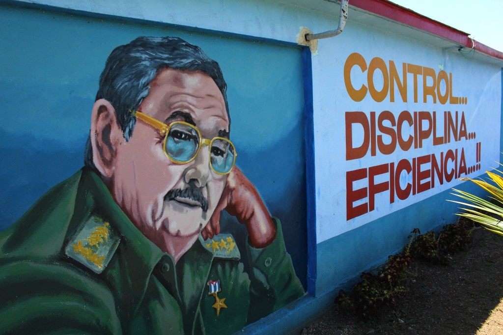Pintura do rosto de Raúl Castro vista em Havana, Cuba. 17/04/2018