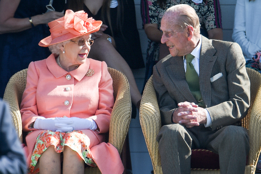 Rainha Elizabeth II ao lado do Príncipe Philip -