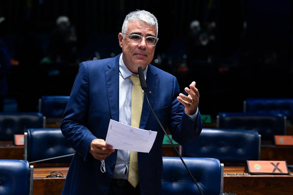 Girão diz que requerimentos antigos inviabilizam instalação da CPI do MEC