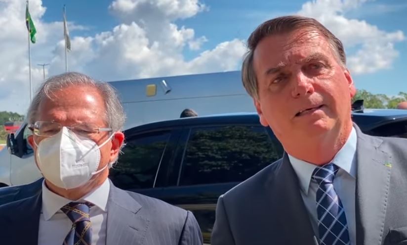 O ministro Paulo Guedes (Economia) e Bolsonaro em conversa com apoiadores no Alvorada