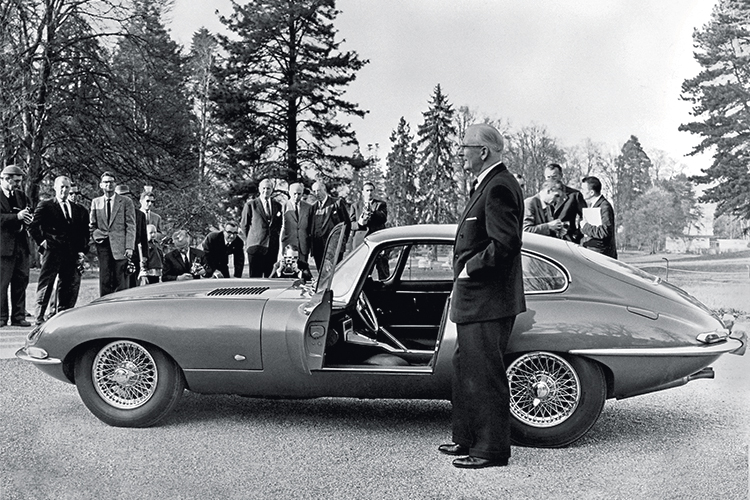 MITO - Sir William Lyons: o fundador da Jaguar ao lado do protótipo 9600 HP, em apresentação à imprensa -