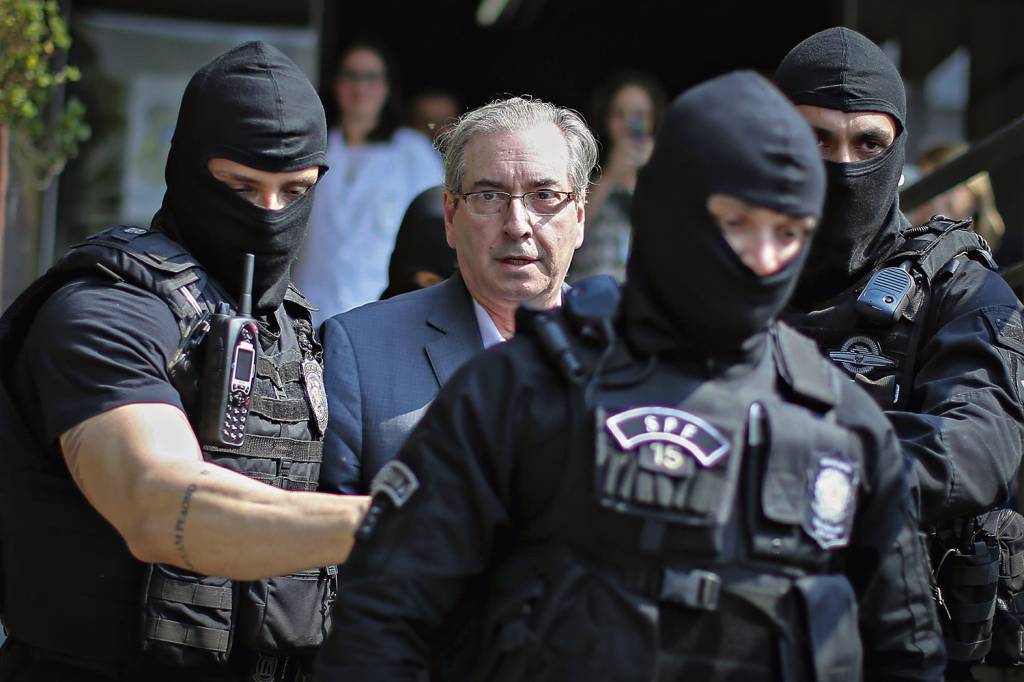 CERCADO - Cunha no dia da prisão: ele responde a dez processos e já tem duas condenações -
