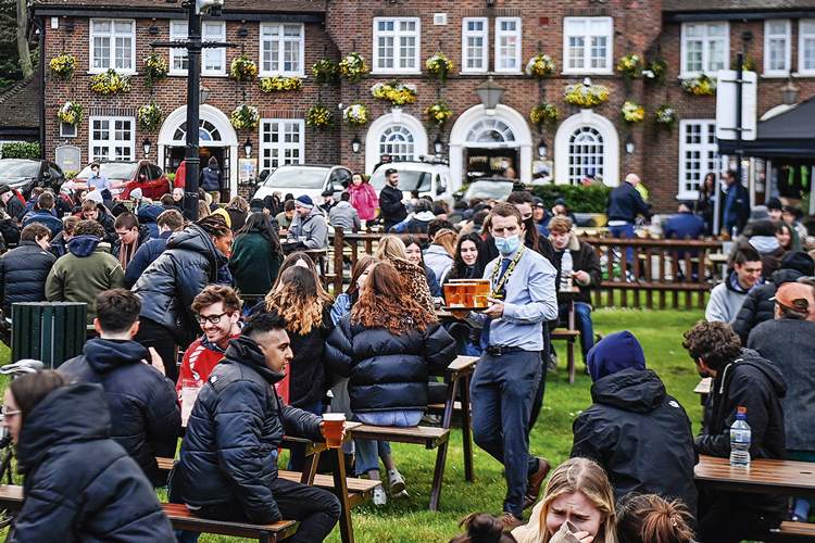 CHEGANDO LÁ - Pub lotado em Londres: previsão de vacinação total em julho -