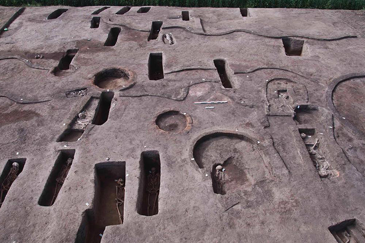 Túmulos desenterrados com restos humanos, no sítio arqueológico Koum el-Khulgan, na província de Dakahlia, no Egito -