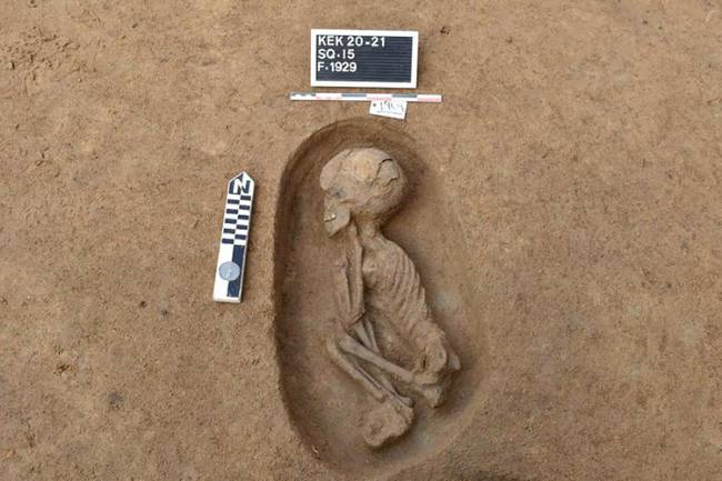 Nile Delta-2 Túmulos desenterrados com restos humanos, no sítio arqueológico Koum el-Khulgan, na província de Dakahlia, no Egito -