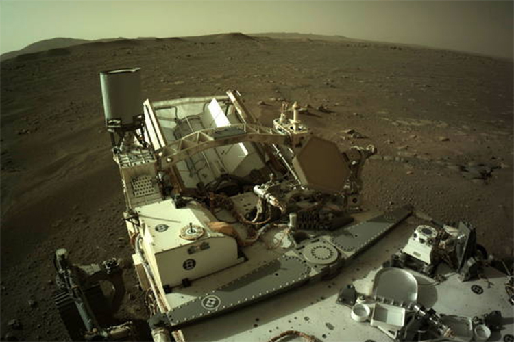 O robô Perseverance na superfície de Marte -