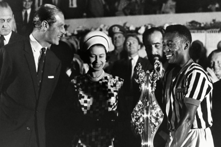 Príncipe Philip e rainha Elizabeth II cumprimentando o jogador Pelé, no Estádio do Maracanã -