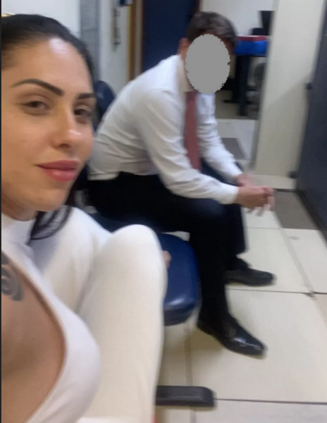 Imagem capturada por investigadores no telefone de Monique Medeiros, presa ontem; ela fez selfie na delegacia