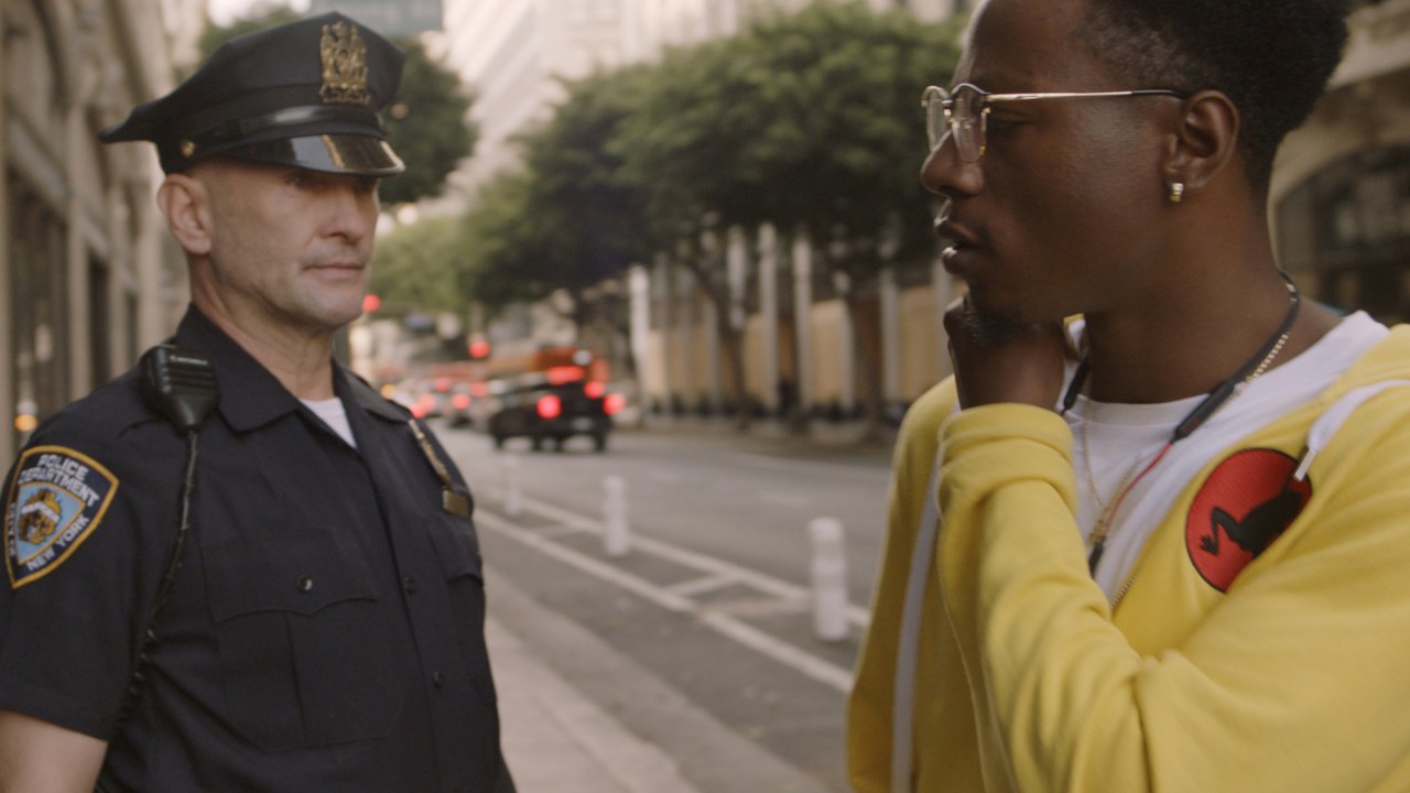 Andrew Howard e Joey Bada$$ no curta 'Dois Estranhos', da Netflix -