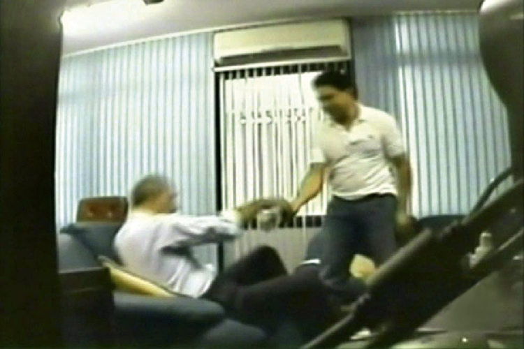 Vídeo-mostra-José-Roberto-Arruda-recebendo-50-000-reais.-A-Polícia-Federal-defla_1.jpg VIDEOCORRUPÇÃO - José Roberto Arruda: flagrante de propina e prisão -