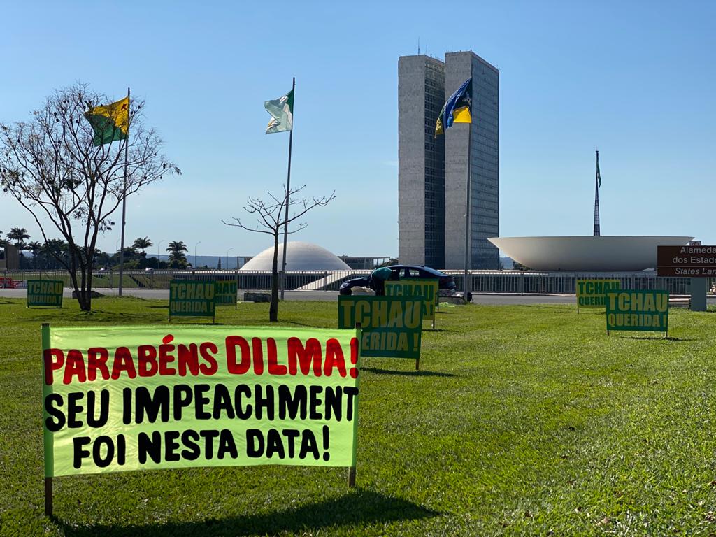 Faixas em Brasília fazem alusão aos cinco anos do impeachment de Dilma Rousseff