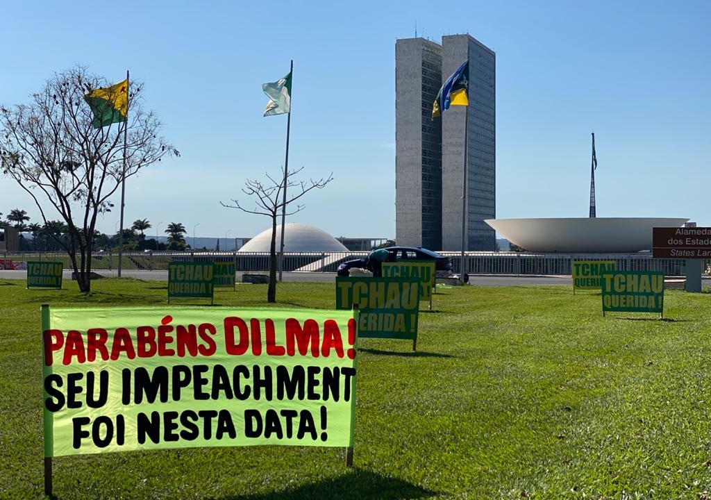 Faixas em Brasília fazem alusão aos cinco anos do impeachment de Dilma Rousseff