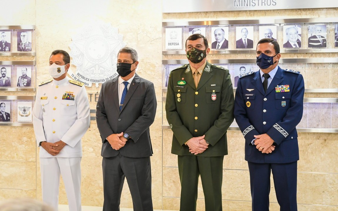 Os comandantes das Forças Armadas ao lado do ministro da Defesa, Walter Braga Netto -