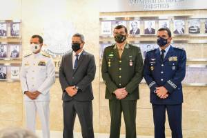 Novos comandantes das Forças Armadas ao lado do ministro da Defesa, Walter Braga Netto