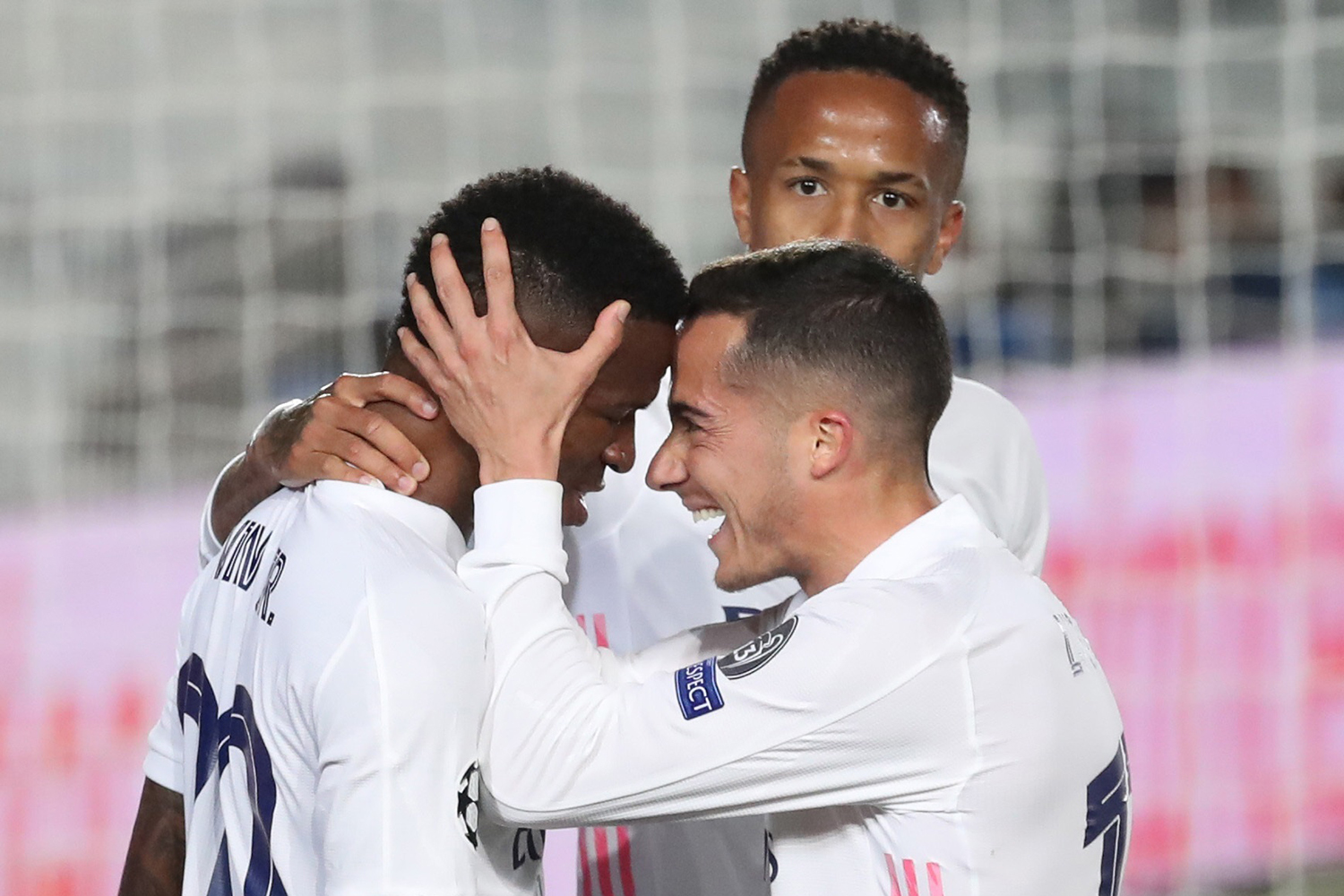 O atacante do Real Madrid Vinícius Jr comemora com Lucas Vázquez o segundo gol na partida -