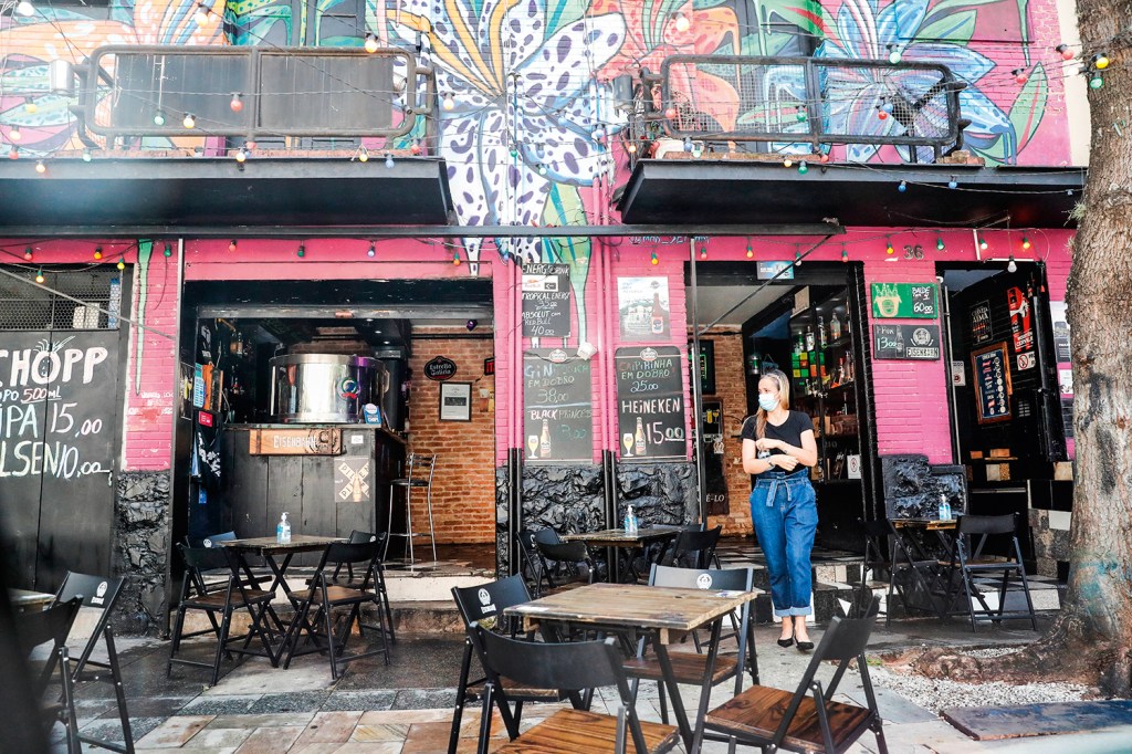 AOS POUCOS - Rua em São Paulo: restaurantes abertos, mas ainda vazios -