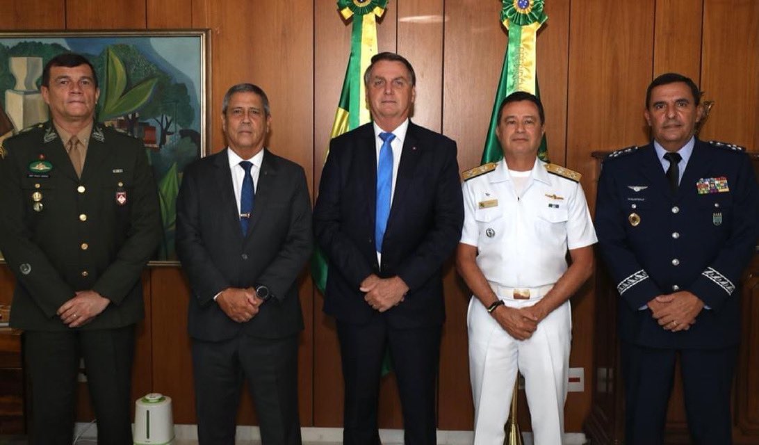 O presidente da república ao lado dos novos comandantes das Forças Armadas.
