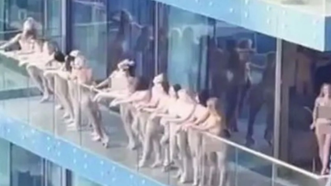 Modelos que posaram nuas em varanda em Dubai