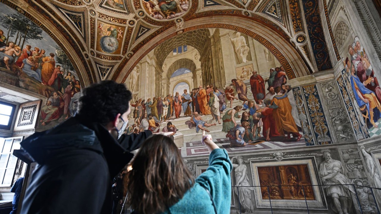 Turistas em visita às salas de Rafael no Vaticano, na Itália