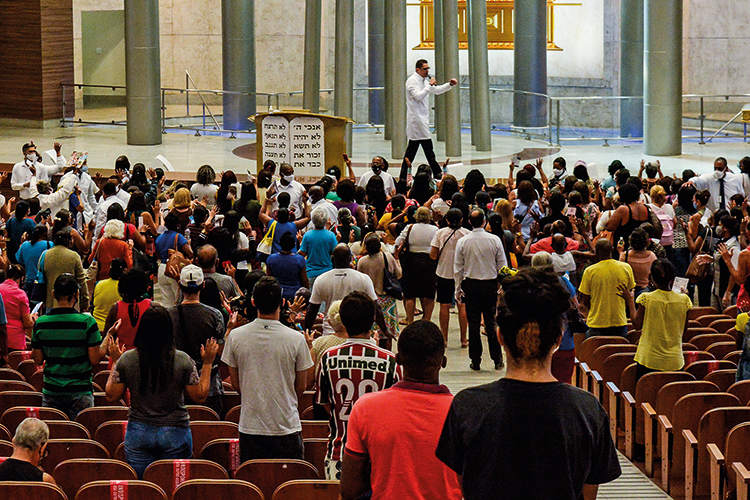 VENHAM A MIM - Igreja Universal no Rio: fiéis chamados para perto do palco -