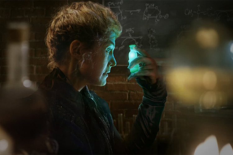 Rosamund Pike como Marie Curie, em 'Radioactive' (2019)