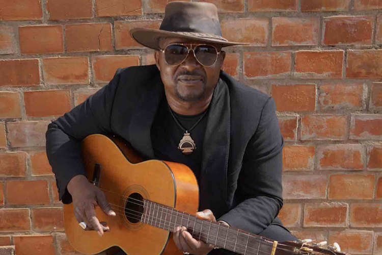 Samba Touré faz homenagem às raízes africanas em álbum cativante