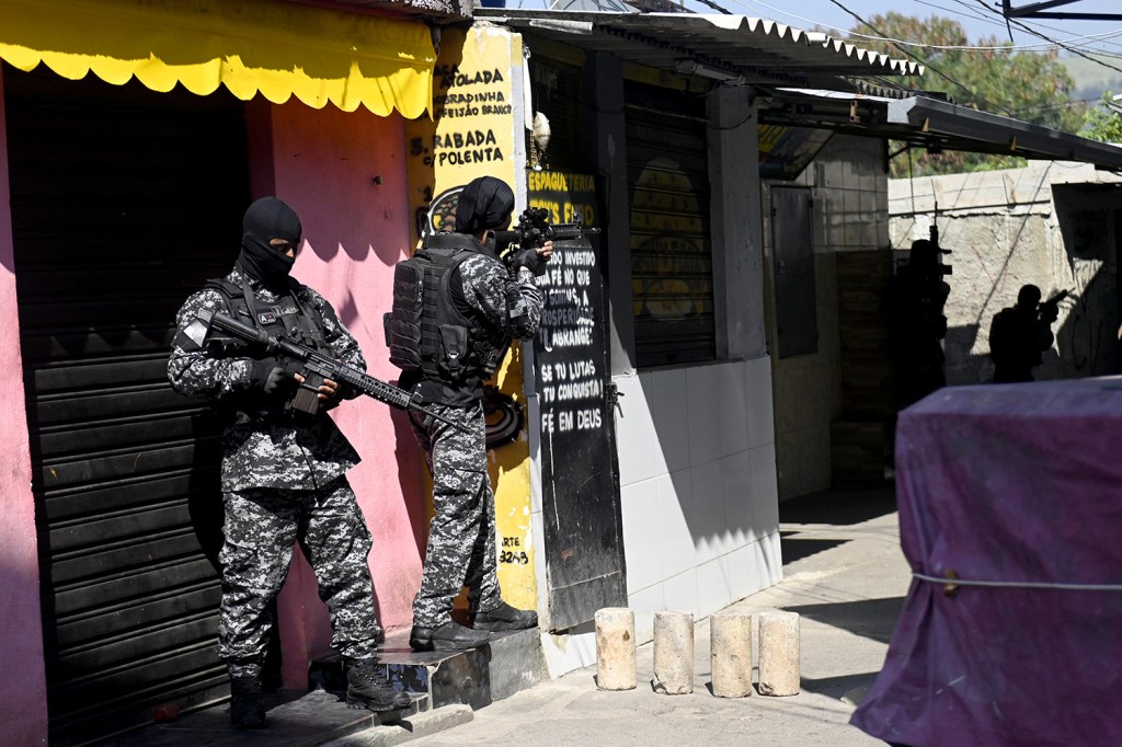 Policiais civis em ação na favela do Jacarezinho, no Rio de Janeiro, no dia 6 de maio de 2021: 28 pessoas morreram