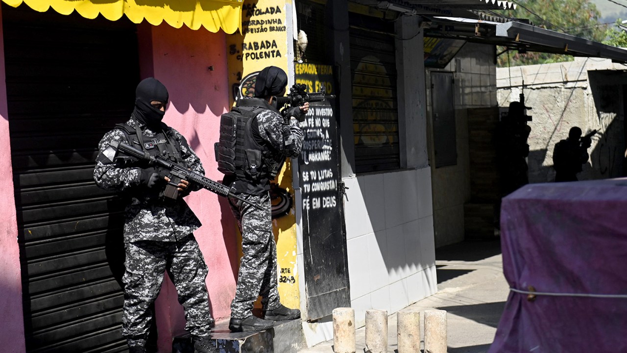 Policiais civis em ação na favela do Jacarezinho, no Rio de Janeiro, no dia 6 de maio de 2021: 28 pessoas morreram