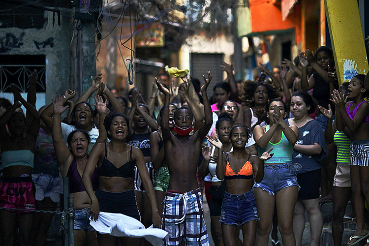 Residentes protest after a police operation against alleged drug traffickers at the Jacarezinho favela
